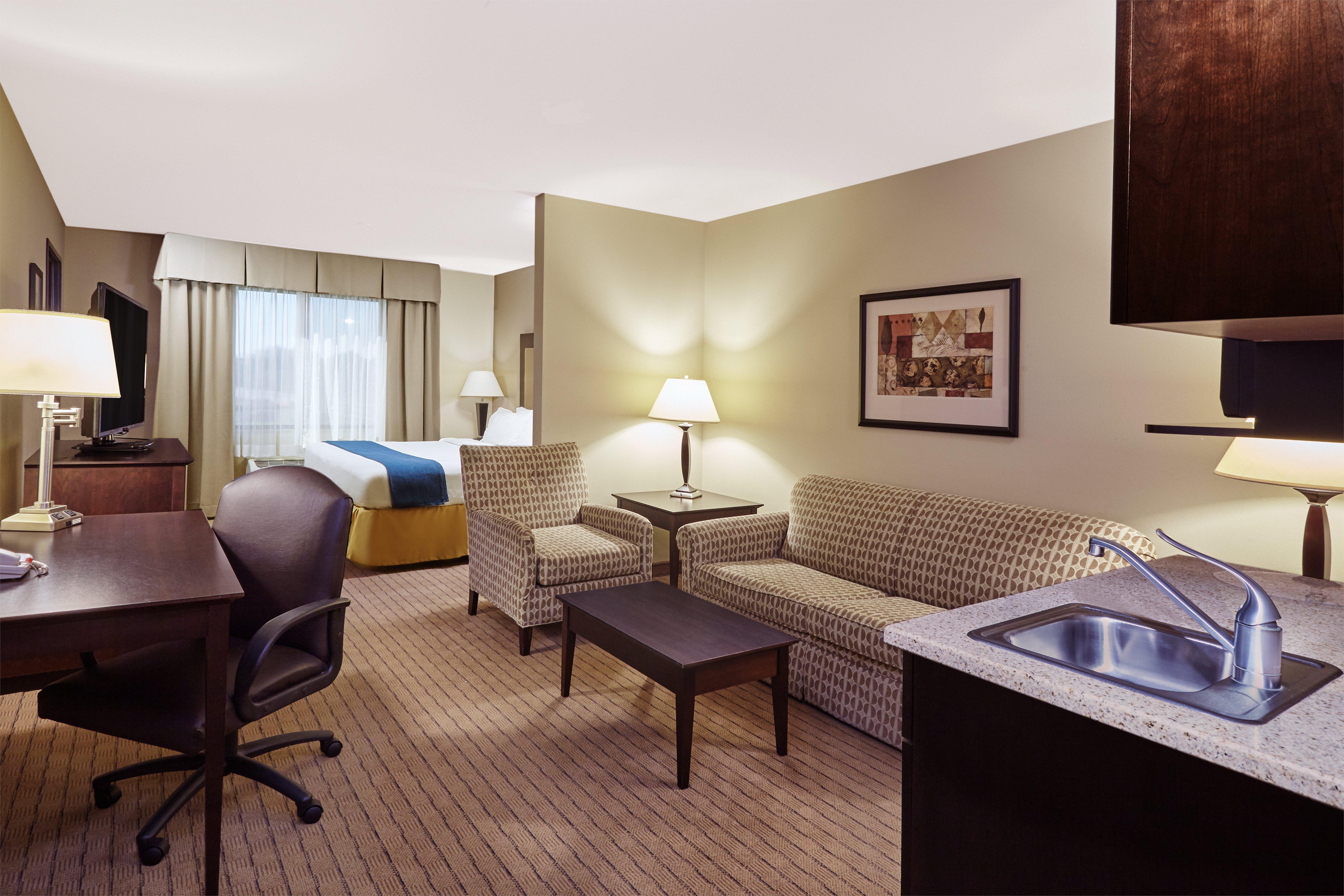 Holiday Inn Express & Suites Madison-Verona By Ihg Exterior foto